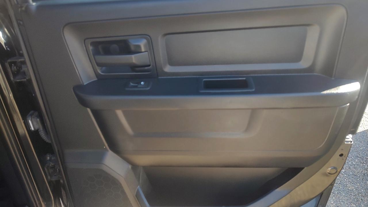 RAM 1500 Tradesman Crew Cab SWB 4WD 2016