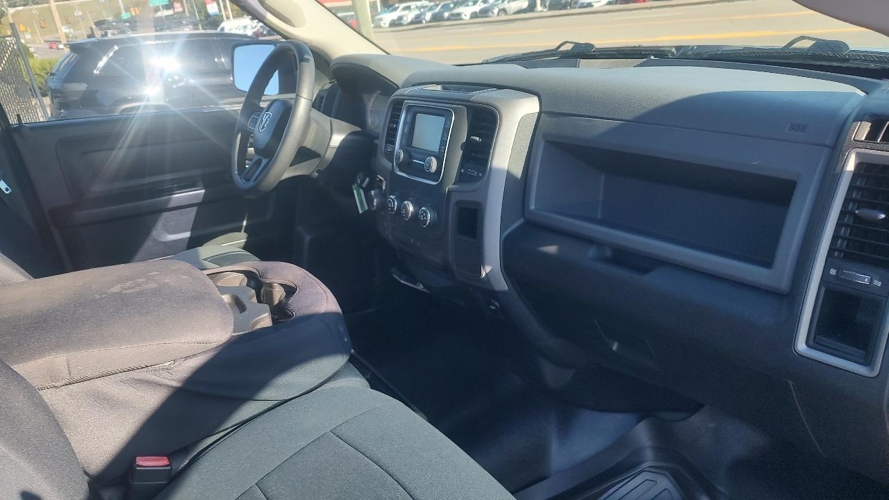 RAM 1500 Tradesman Crew Cab SWB 4WD 2016