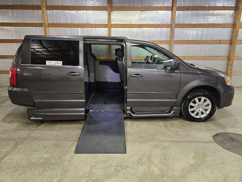 2016 Chrysler Town & Country LX's photo