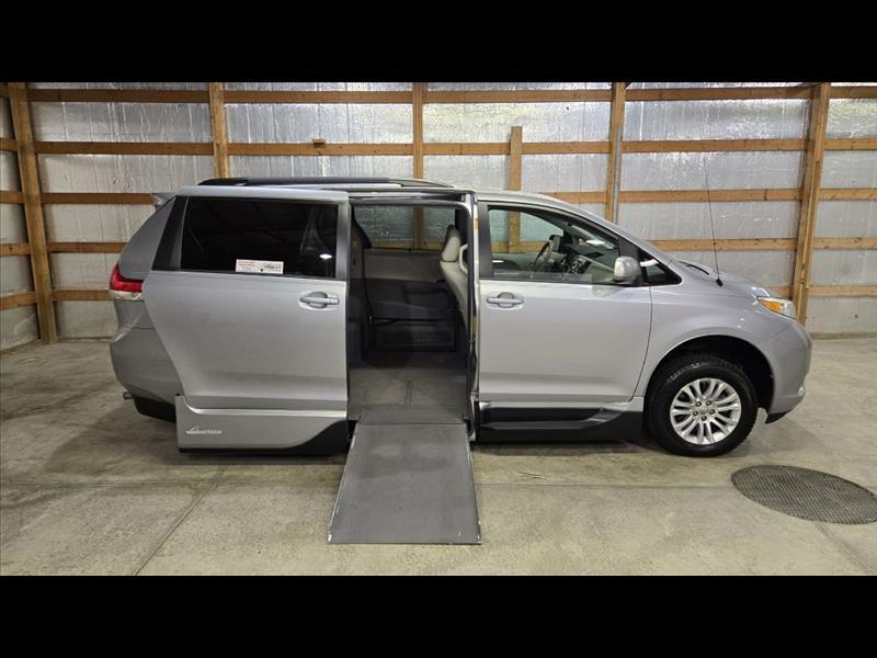 2014 Toyota Sienna XLE FWD 8-Passenger V6