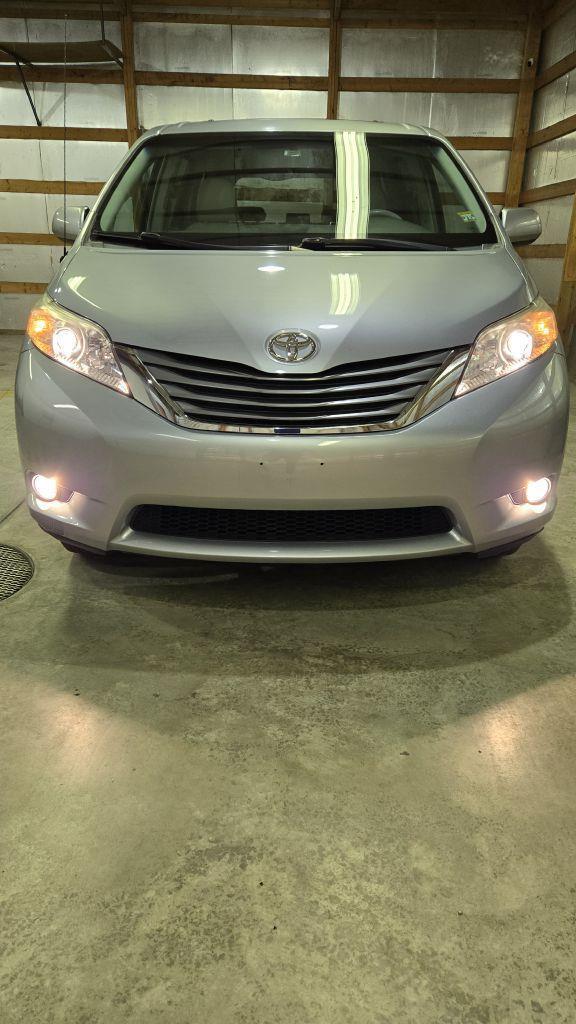 Toyota Sienna XLE FWD 8-Passenger V6 2014
