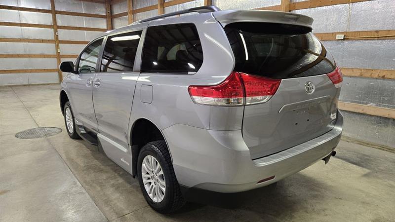 Toyota Sienna XLE FWD 8-Passenger V6 2014