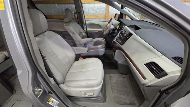 Toyota Sienna XLE FWD 8-Passenger V6 2014