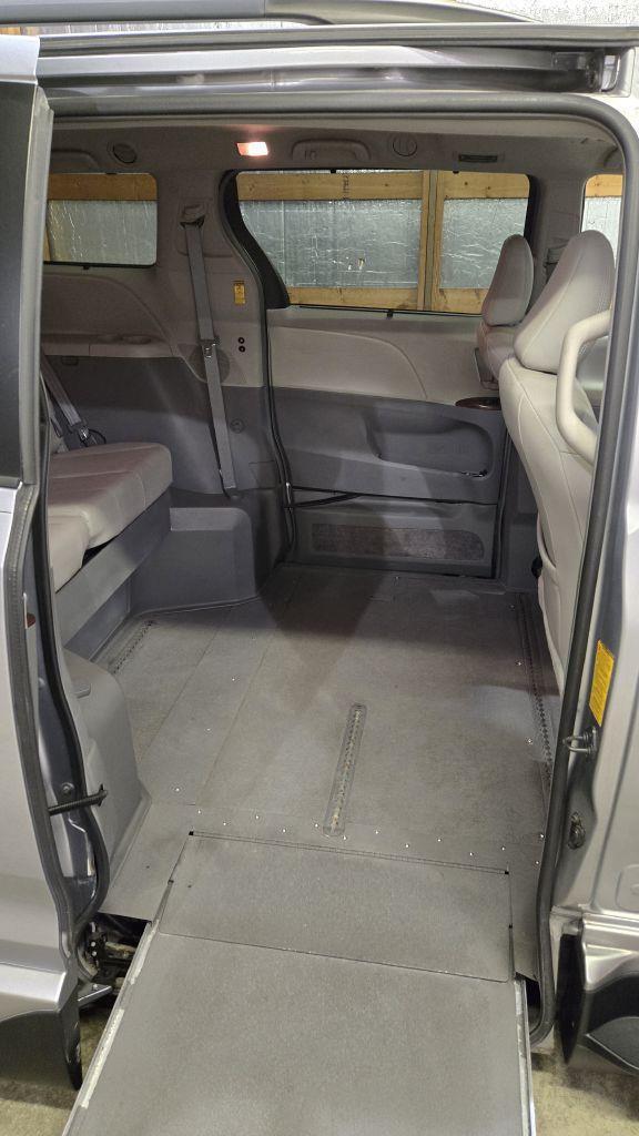 Toyota Sienna XLE FWD 8-Passenger V6 2014