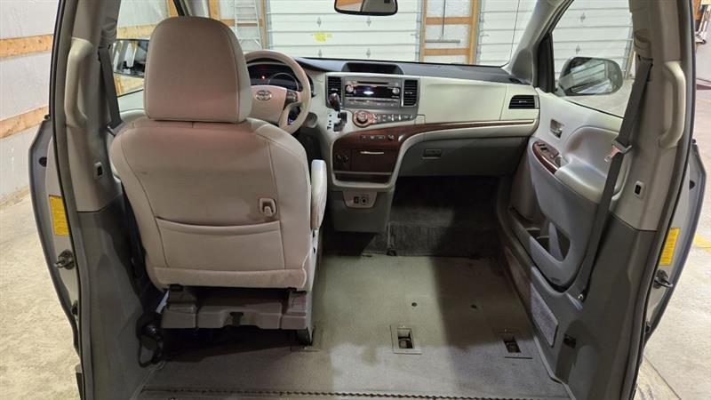 Toyota Sienna XLE FWD 8-Passenger V6 2014