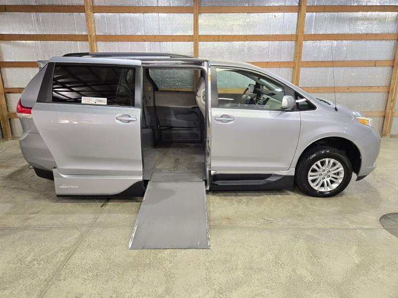 2014 Toyota Sienna XLE FWD 8-Passenger V6