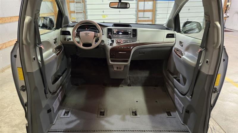Toyota Sienna XLE FWD 8-Passenger V6 2014