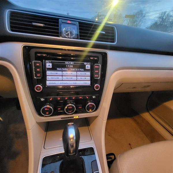 Volkswagen Passat 2.5L SE AT 2012