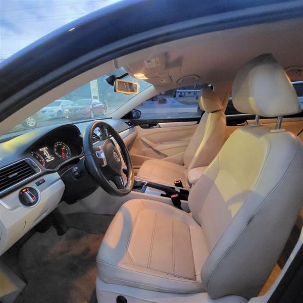 Volkswagen Passat 2.5L SE AT 2012