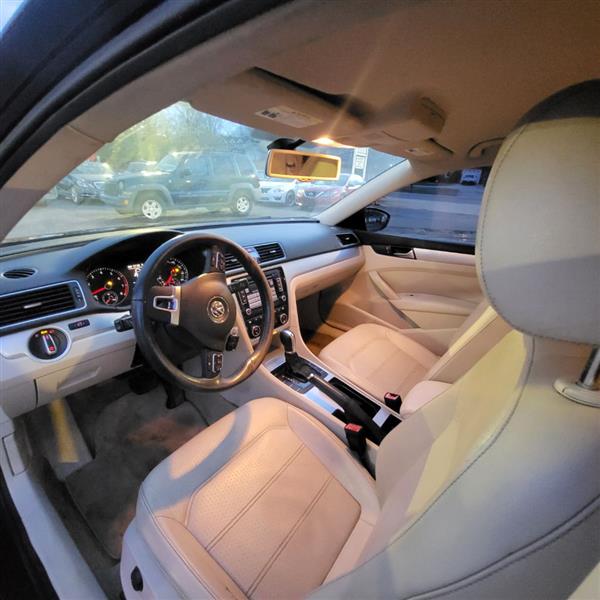 Volkswagen Passat 2.5L SE AT 2012