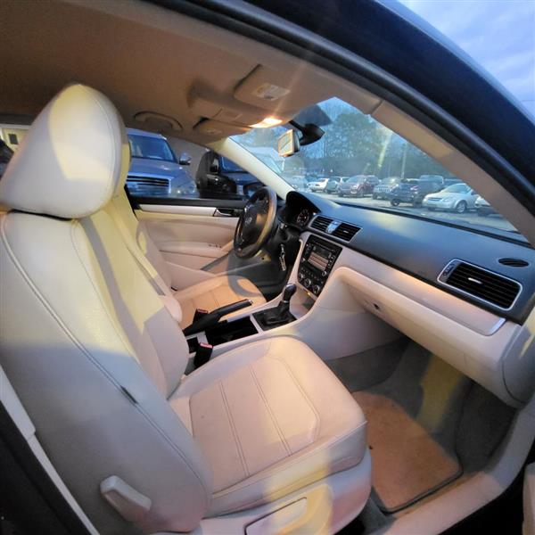 Volkswagen Passat 2.5L SE AT 2012