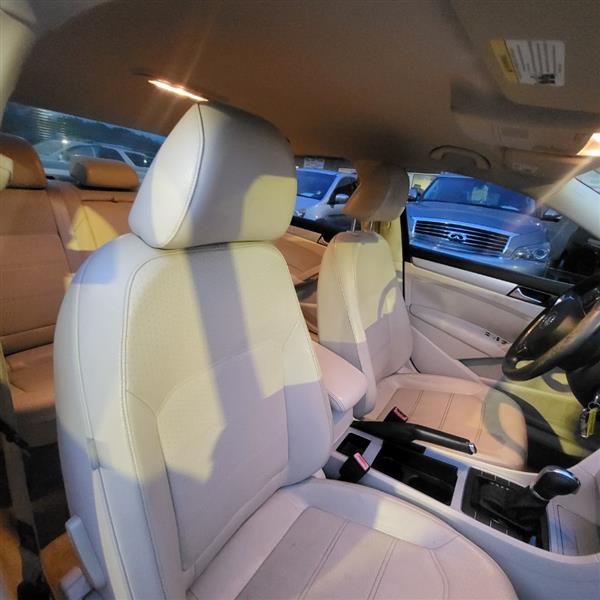 Volkswagen Passat 2.5L SE AT 2012