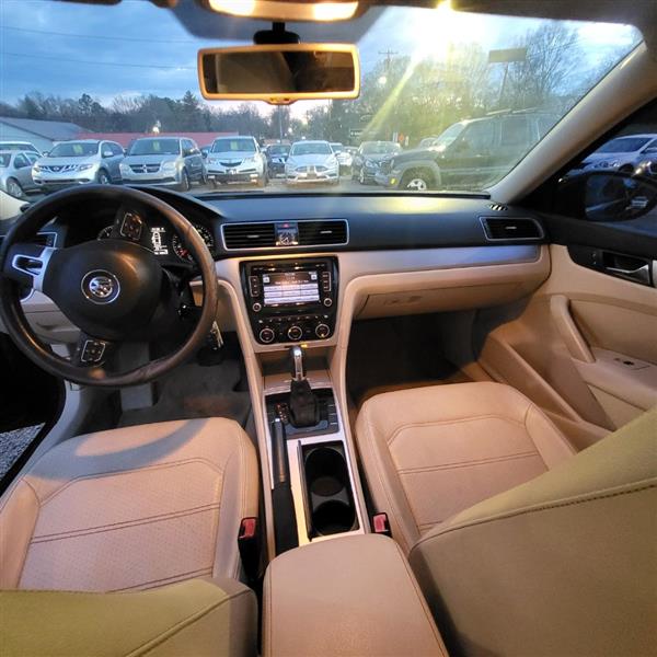 Volkswagen Passat 2.5L SE AT 2012