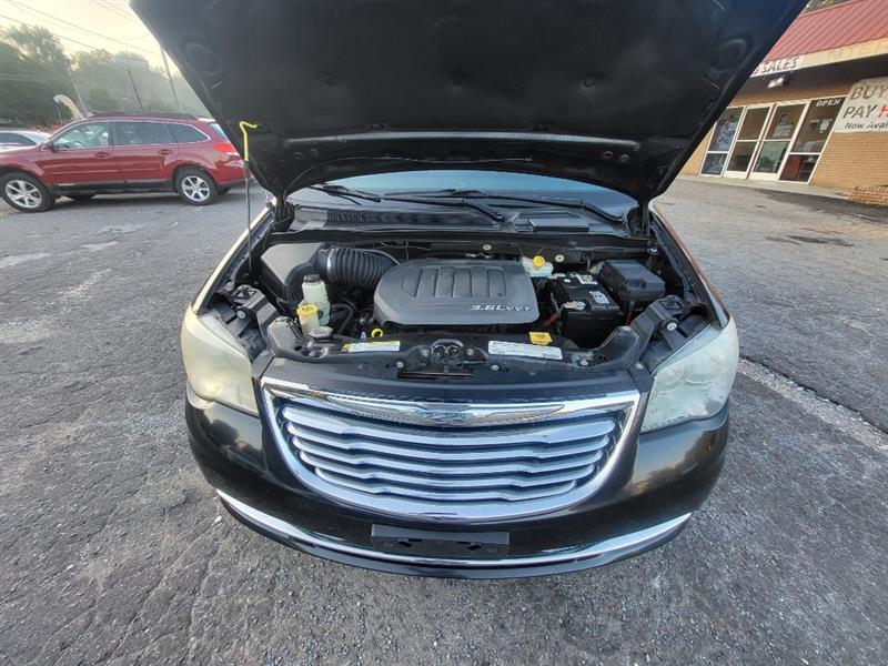 Chrysler Town & Country Touring-L 2012