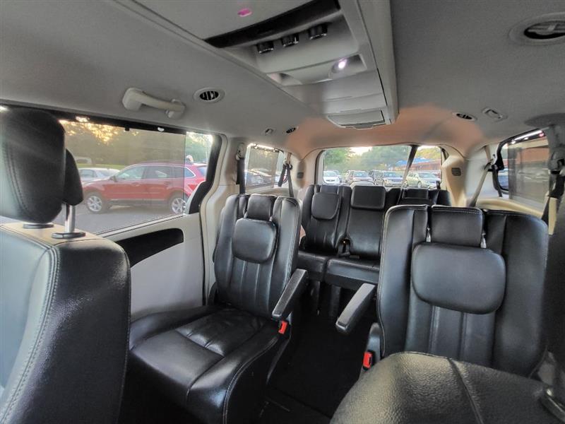 Chrysler Town & Country Touring-L 2012