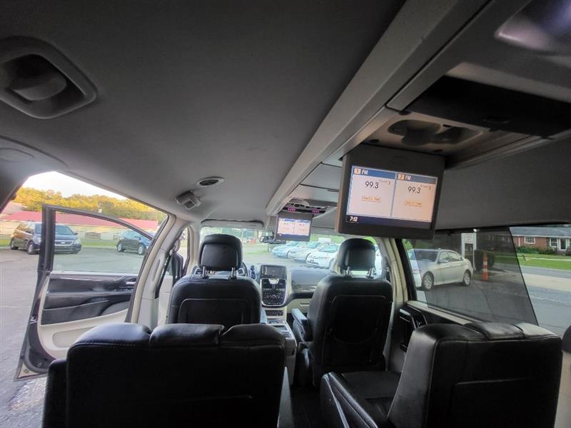 Chrysler Town & Country Touring-L 2012