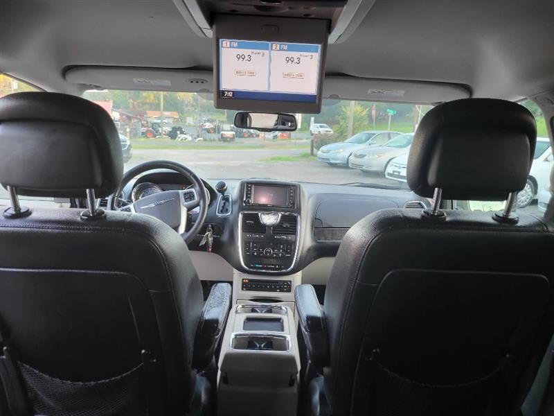 Chrysler Town & Country Touring-L 2012