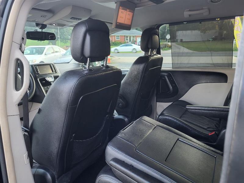 Chrysler Town & Country Touring-L 2012