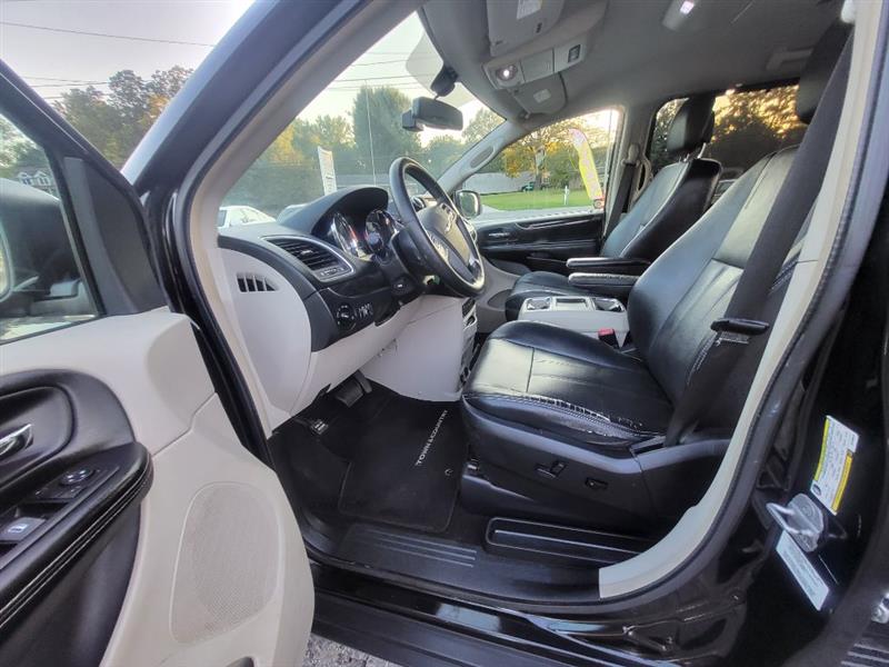 Chrysler Town & Country Touring-L 2012