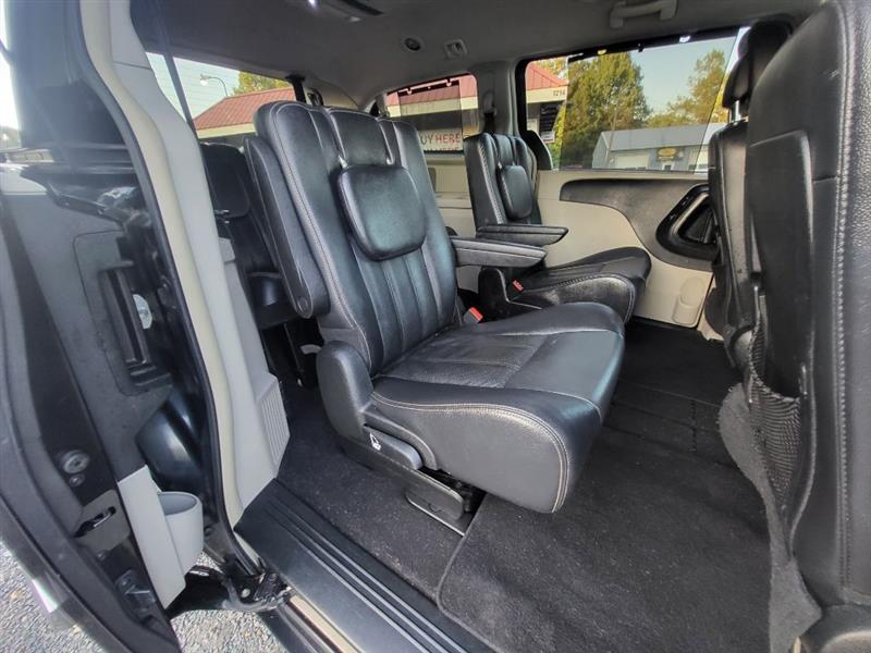Chrysler Town & Country Touring-L 2012