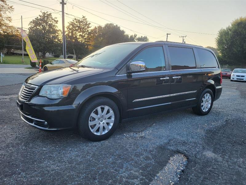 Chrysler Town & Country Touring-L 2012