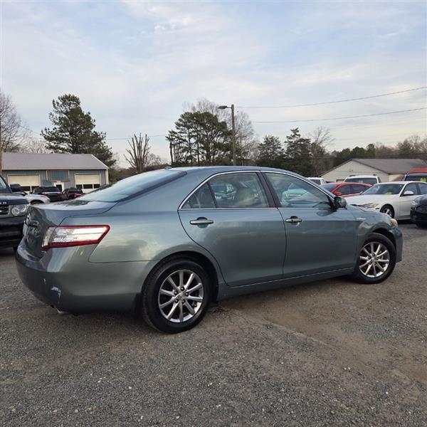 Toyota Camry Hybrid Sedan 2011