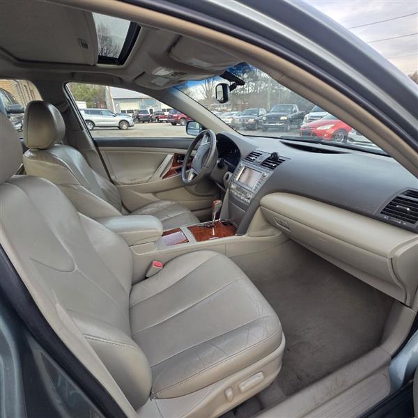 Toyota Camry Hybrid Sedan 2011