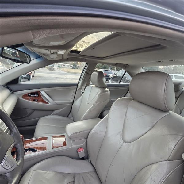 Toyota Camry Hybrid Sedan 2011