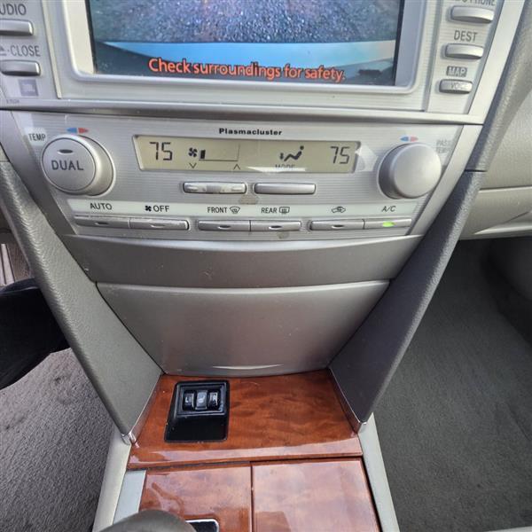 Toyota Camry Hybrid Sedan 2011