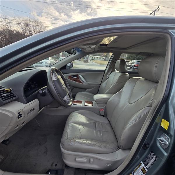 Toyota Camry Hybrid Sedan 2011