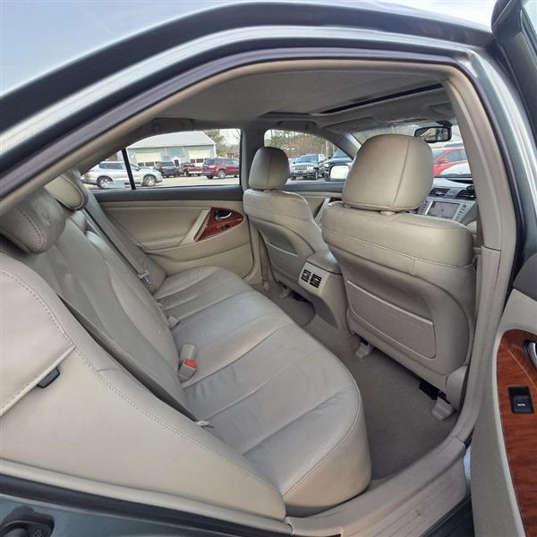 Toyota Camry Hybrid Sedan 2011