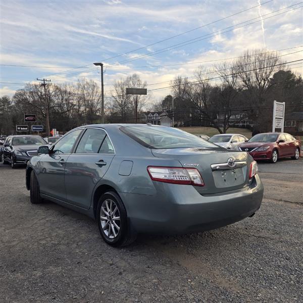 Toyota Camry Hybrid Sedan 2011