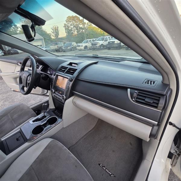 Toyota Camry Hybrid XLE 2013