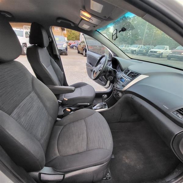 Hyundai Accent SE 5-Door 6A 2016