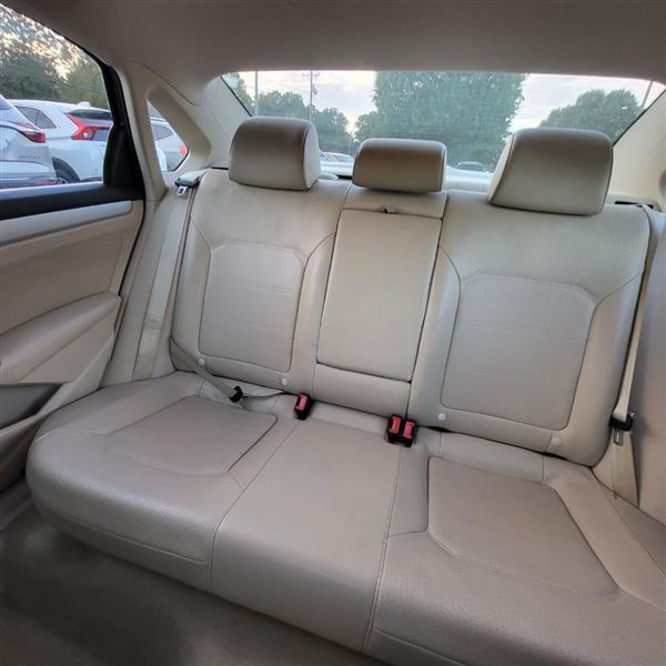 Volkswagen Passat 2.5L SE2 2012