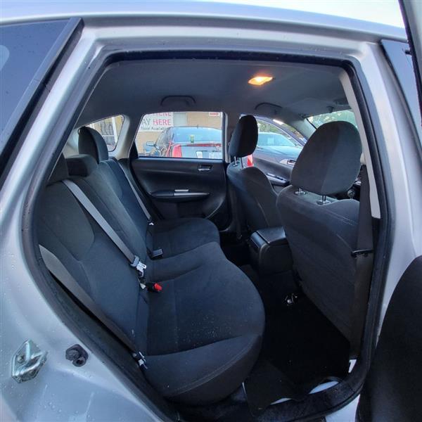 Subaru Impreza 2.5i 5-door 2011