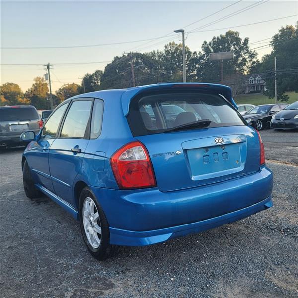 Kia Spectra5 Base 2005