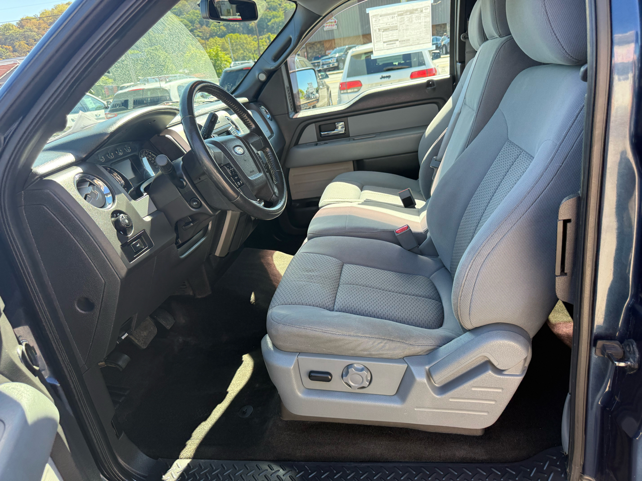 2013 Ford F-150 XLT photo 24