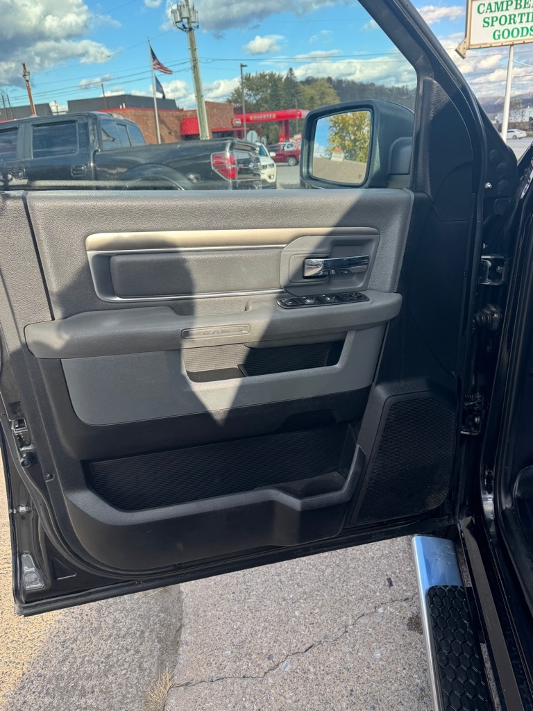 RAM 1500 SLT Crew Cab SWB 4WD 2016