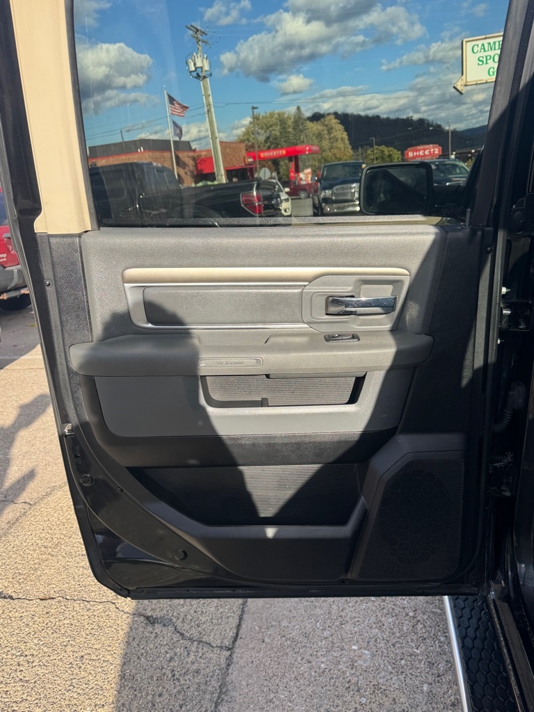 RAM 1500 SLT Crew Cab SWB 4WD 2016