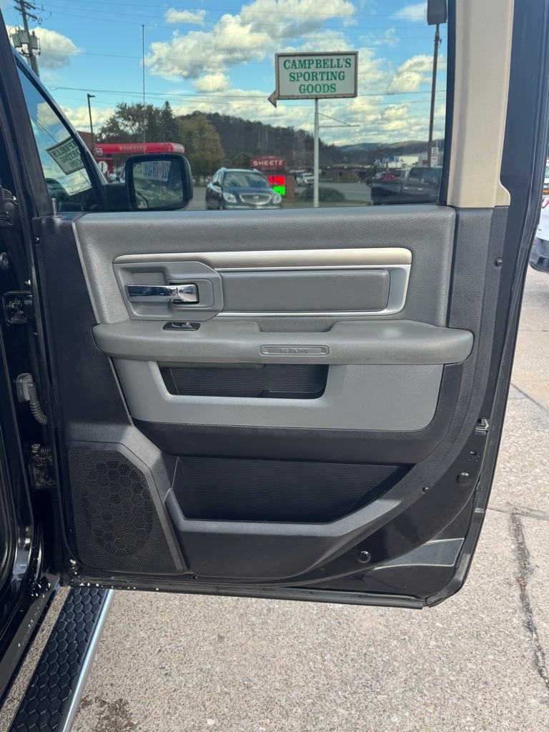 RAM 1500 SLT Crew Cab SWB 4WD 2016