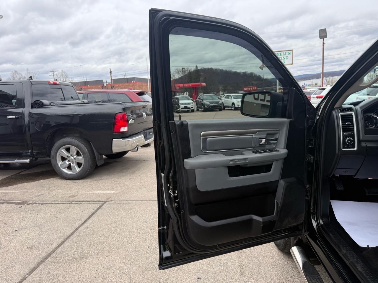 RAM 1500 SLT Crew Cab SWB 4WD 2017