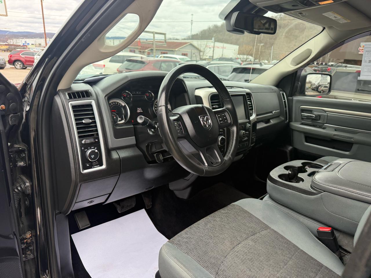 RAM 1500 SLT Crew Cab SWB 4WD 2017