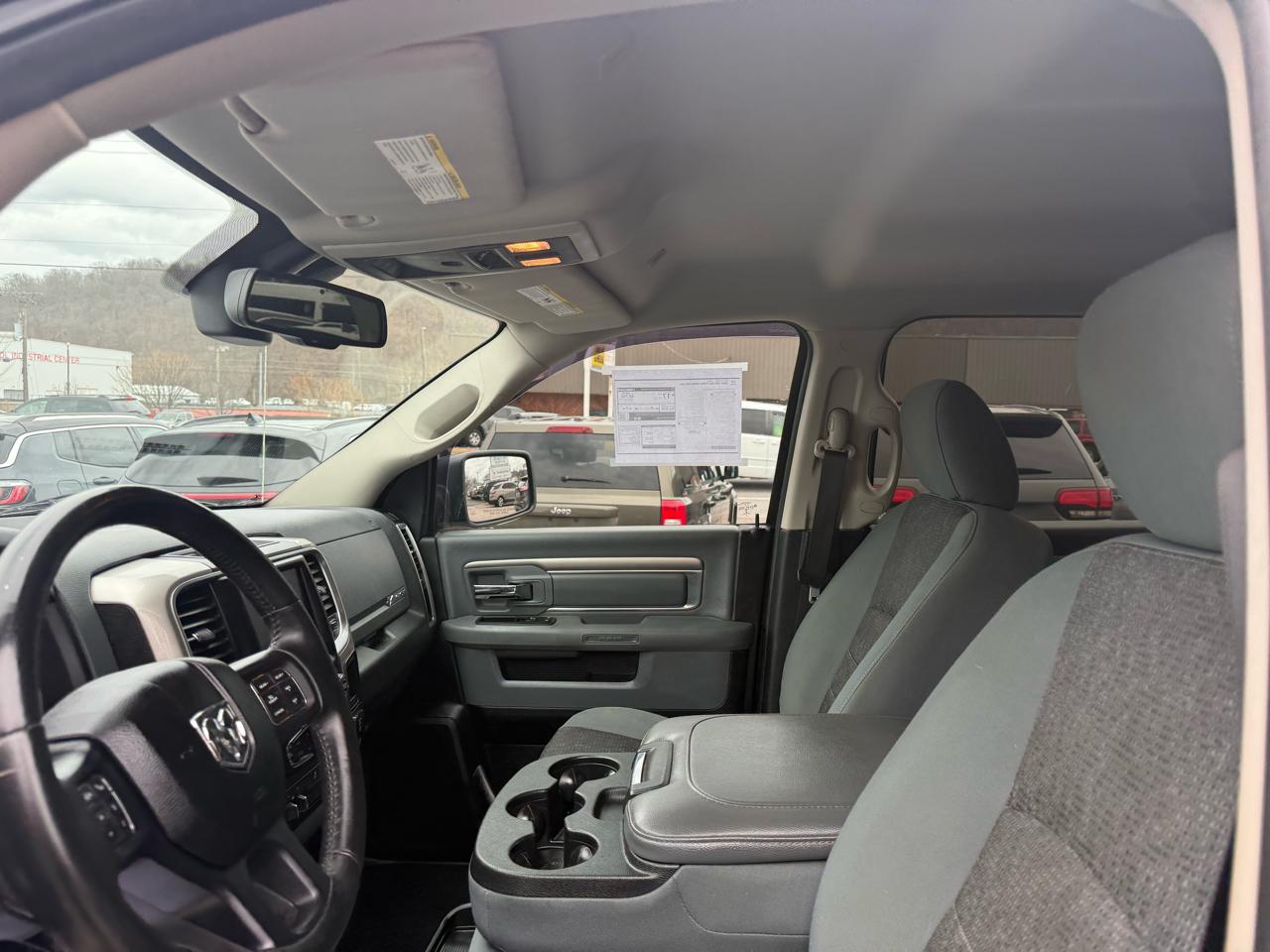 RAM 1500 SLT Crew Cab SWB 4WD 2017