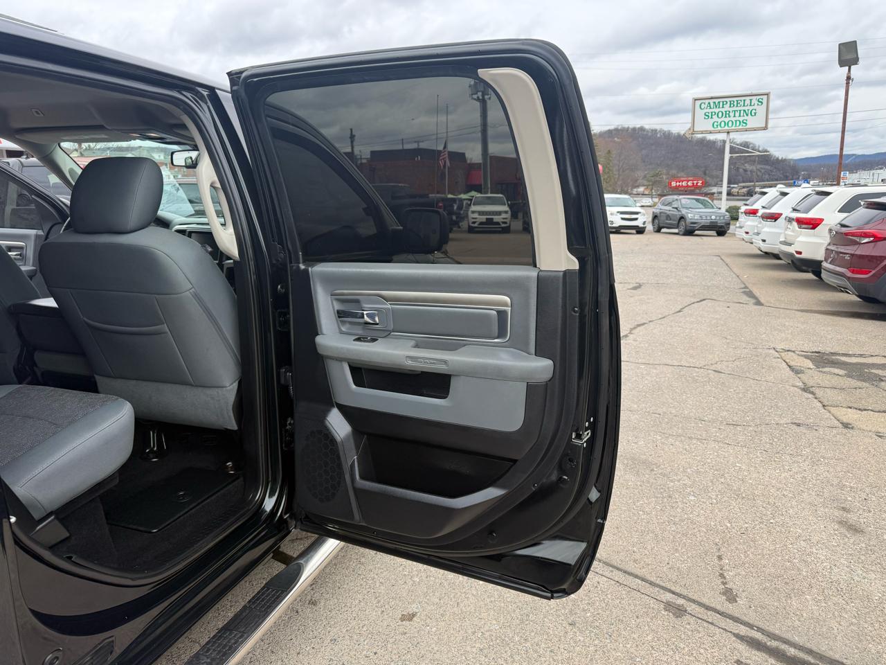 RAM 1500 SLT Crew Cab SWB 4WD 2017