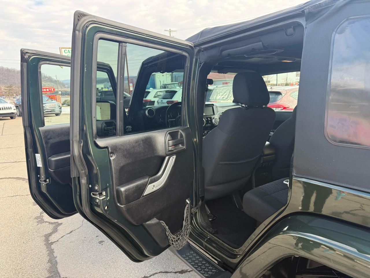 Jeep Wrangler Unlimited Sahara 4WD 2012