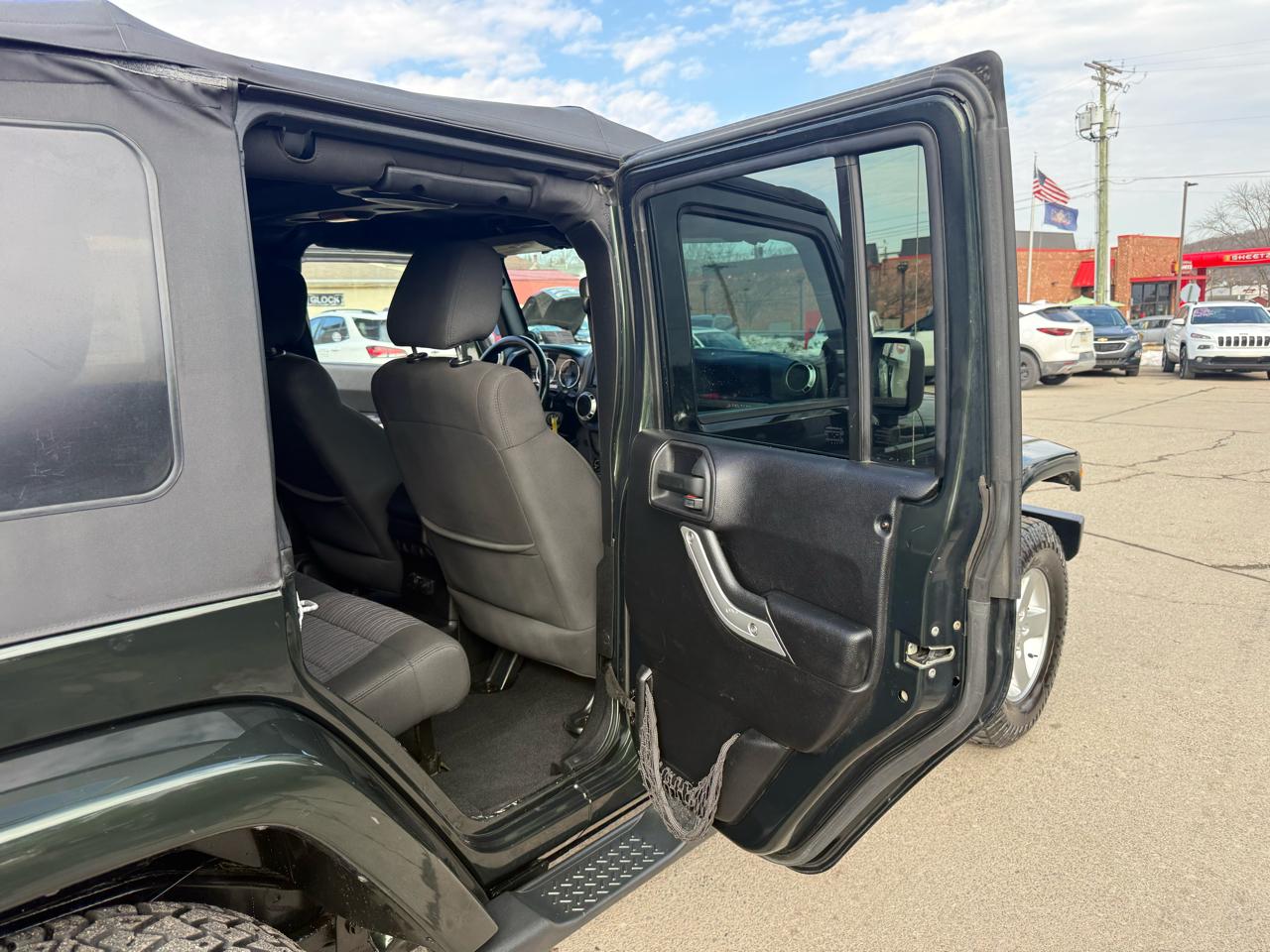 Jeep Wrangler Unlimited Sahara 4WD 2012