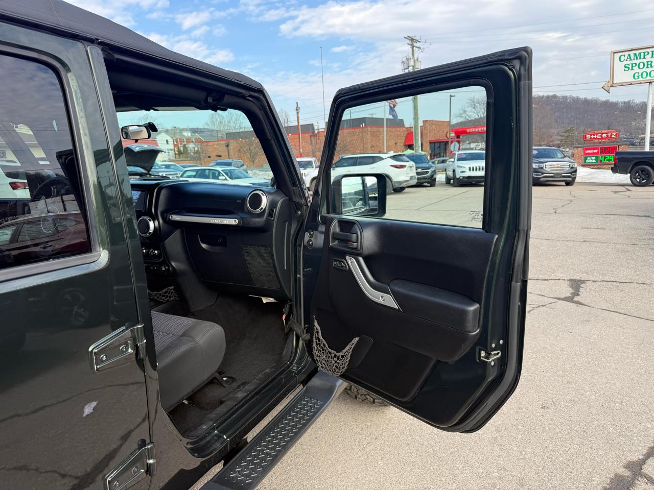 Jeep Wrangler Unlimited Sahara 4WD 2012