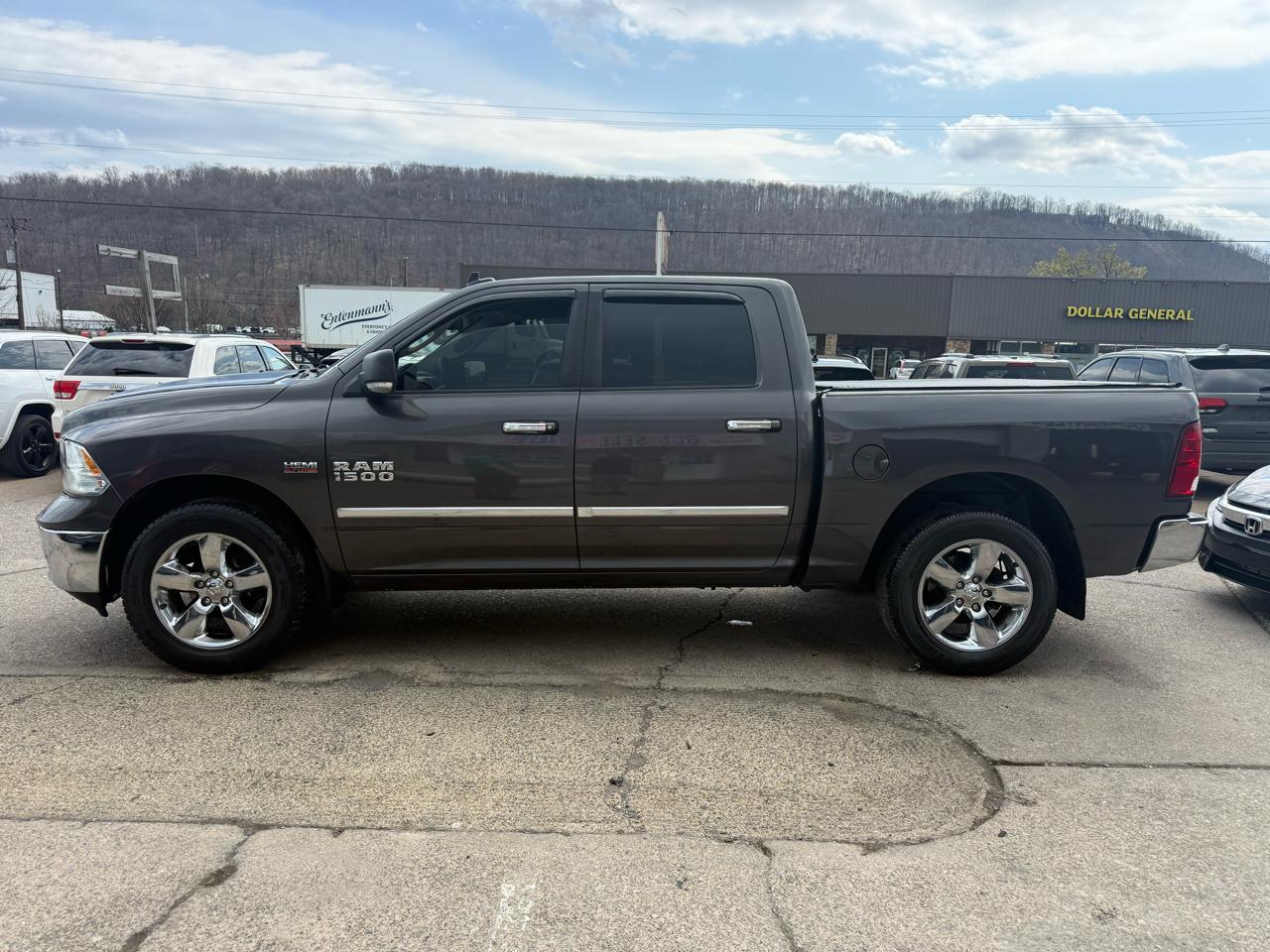 RAM 1500 SLT Crew Cab SWB 4WD 2016
