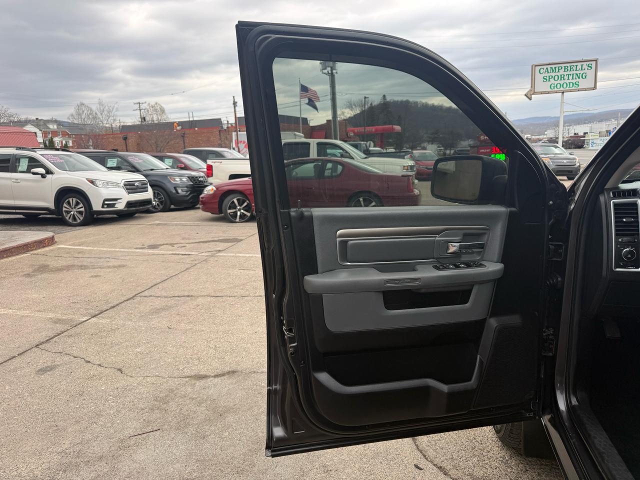 RAM 1500 SLT Crew Cab SWB 4WD 2016